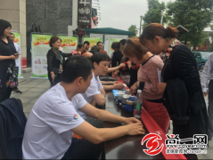 澳门金沙赌场_澳门金沙网址_澳门金沙网站_记者 吴紫欣 摄 工作人员正在向市